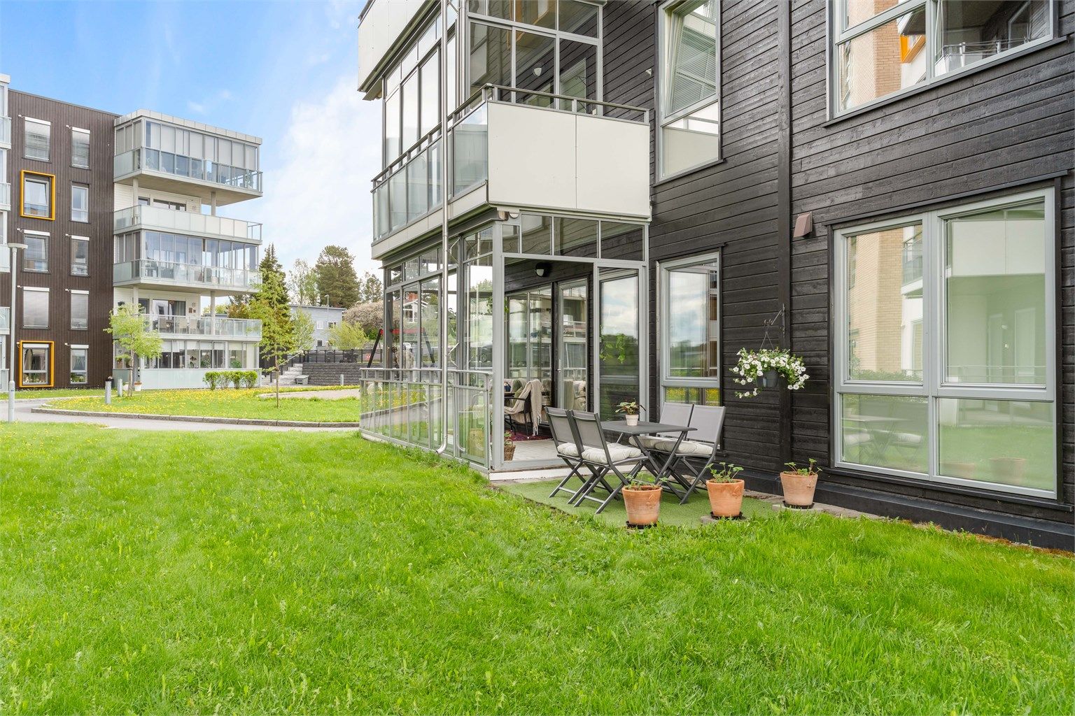 Balkongen har skyvedører i glass som kan åpnes helt opp på varme dager.