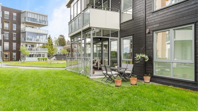 Balkongen har skyvedører i glass som kan åpnes helt opp på varme dager.