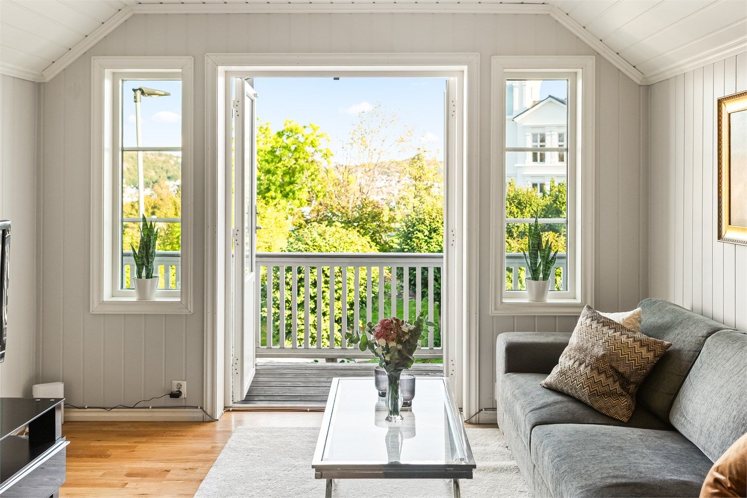 Fra stuen i 2. etasje er det utgang til egen luftebalkong.