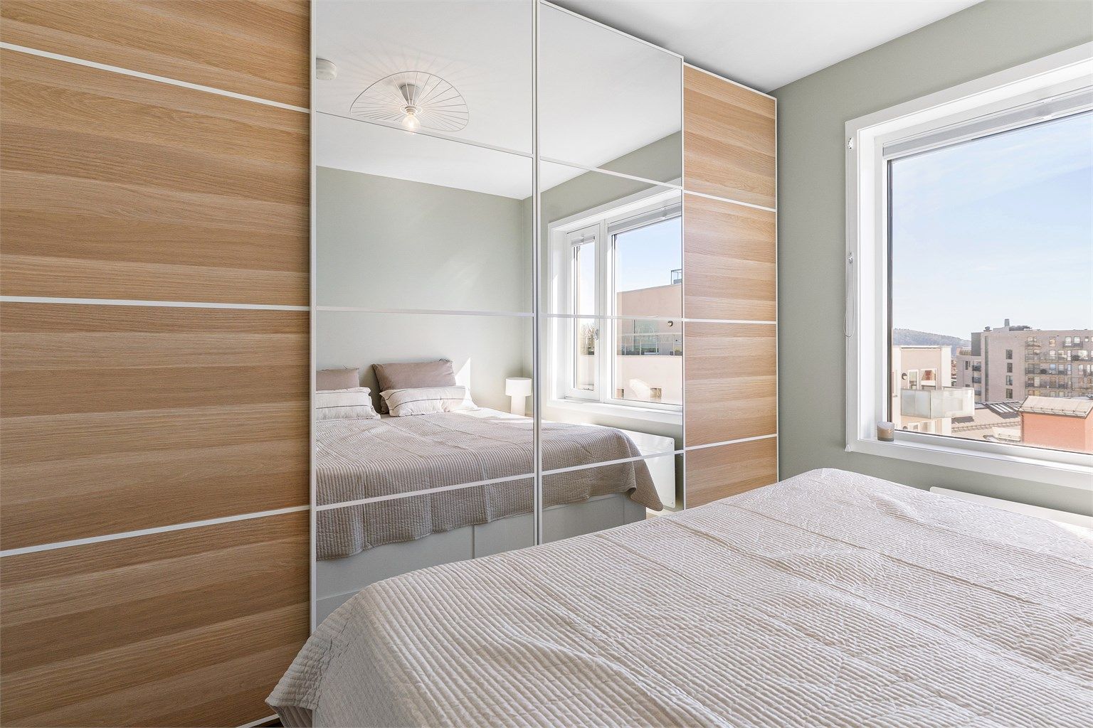 En stor garderobeløsning med speilfronter gir rikelig med oppbevaringsplass.