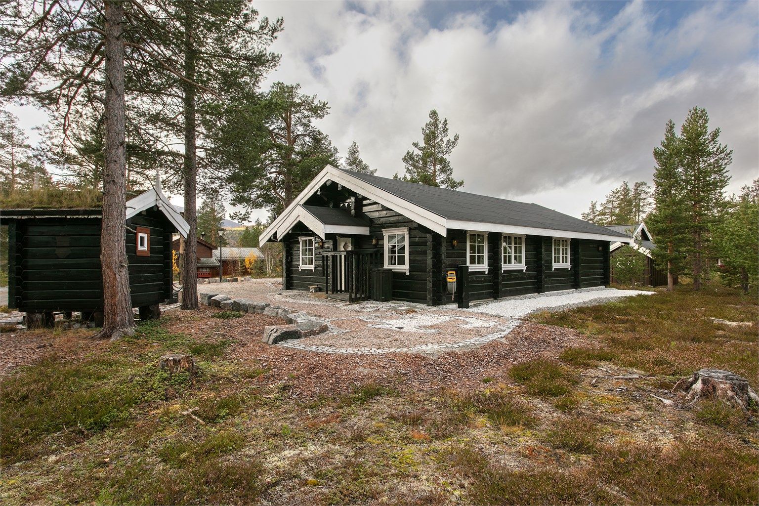 Tomten er i hovedsak naturtomt med noe gruslagte uteområder 