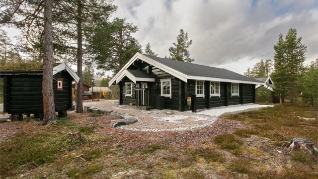 Tomten er i hovedsak naturtomt med noe gruslagte uteområder