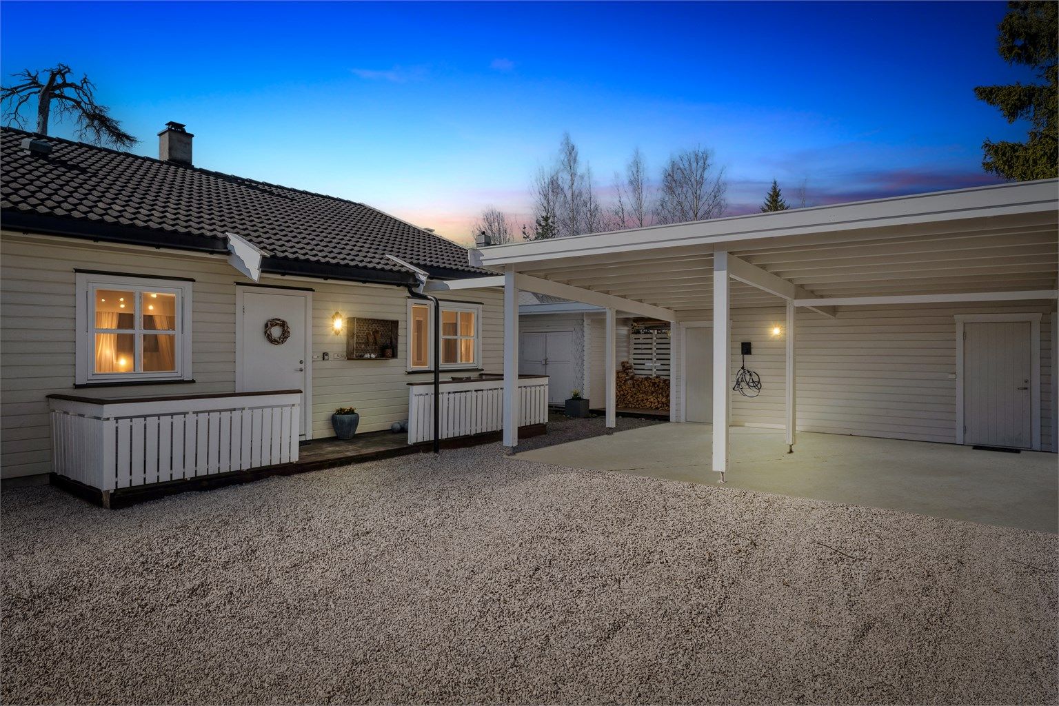 Velkommen til Valmuevegen 10! Lettstelt og tiltalende bolig med en gjennomtenkt og arealeffektiv planløsning som gir en romslig og funksjonell følelse.