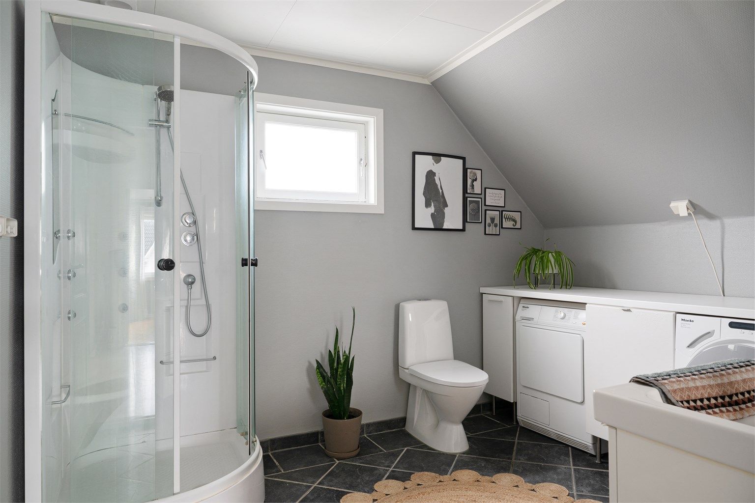 Baderom med flislagt gulv og varmekabler. 