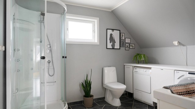 Baderom med flislagt gulv og varmekabler.