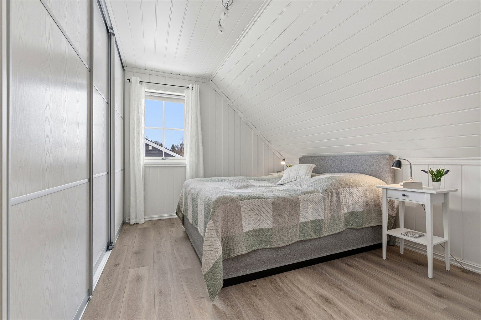 Hovedsoverommet har en stor skyvedørsgarderobe med plass til sesongenes klesbehov