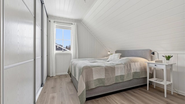 Hovedsoverommet har en stor skyvedørsgarderobe med plass til sesongenes klesbehov