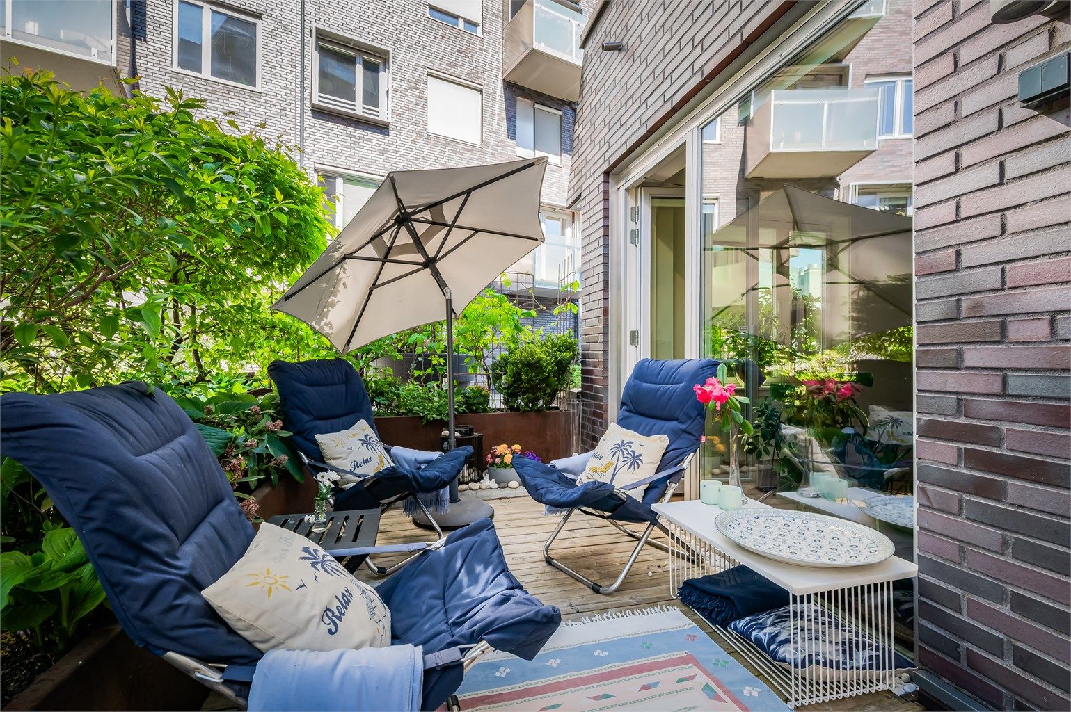 Tilhørende leiligheten er to terrasser av god størrelse. En nordvestvent terrasse på ca. 11 kvm med sol til ca. 18:15 midtsommers, og en sydøstvendt terrasse på ca. 7 kvm med ettermiddagssol frem til ca kl 14:30 midtsommers. 