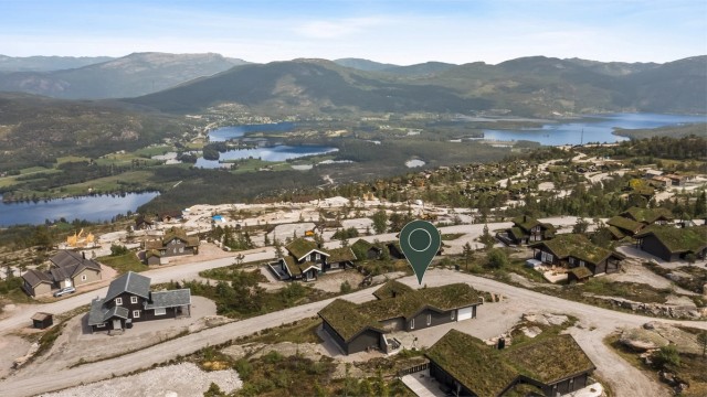 Hytten ligger sentralt og fint i terrenget med kort vei til alle fasiliteter i Vrådal