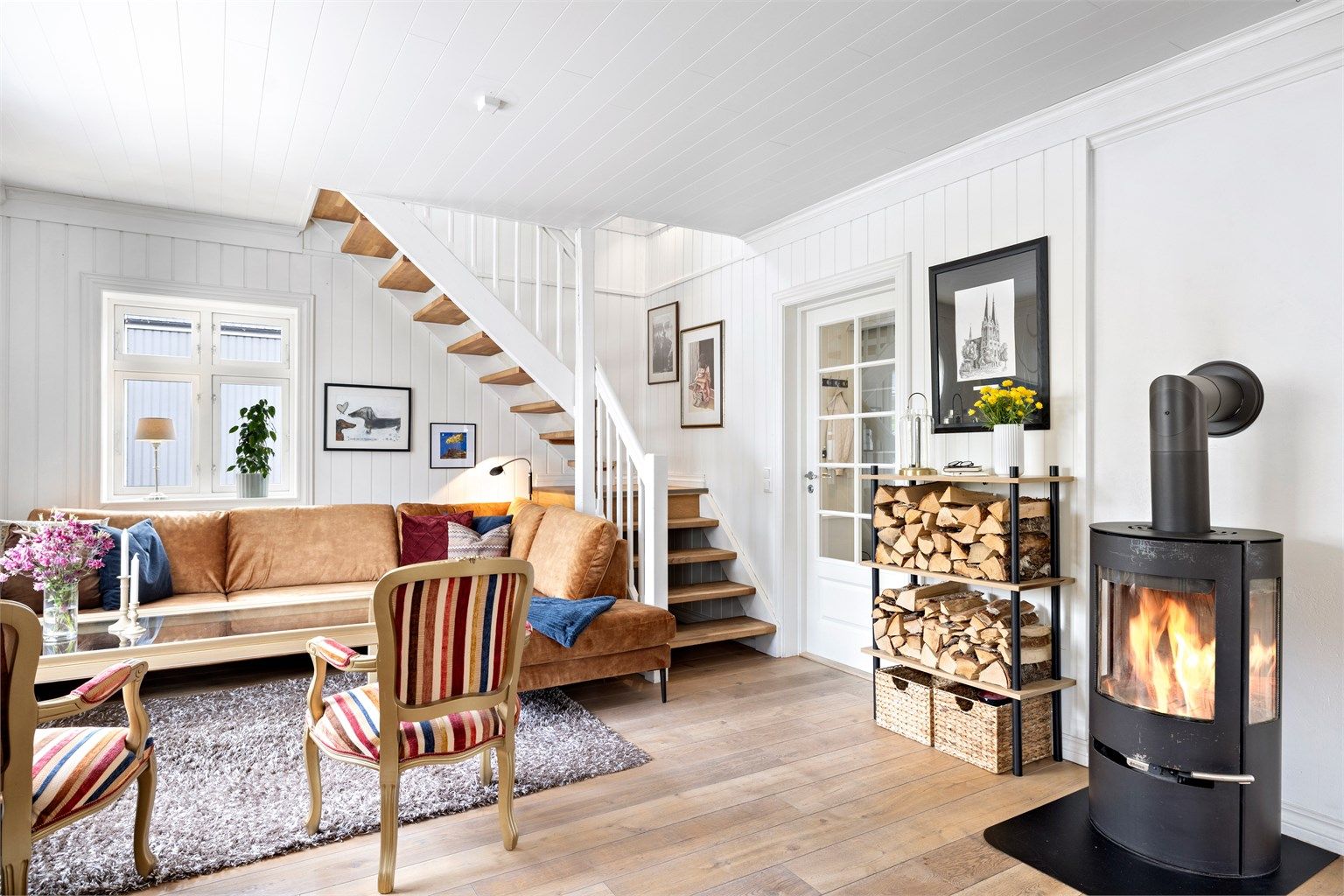 Boligen har vedovn plassert i stuen i 1. etasje. Skorsteinen er fornyet med innvendig røykrør i 2016.