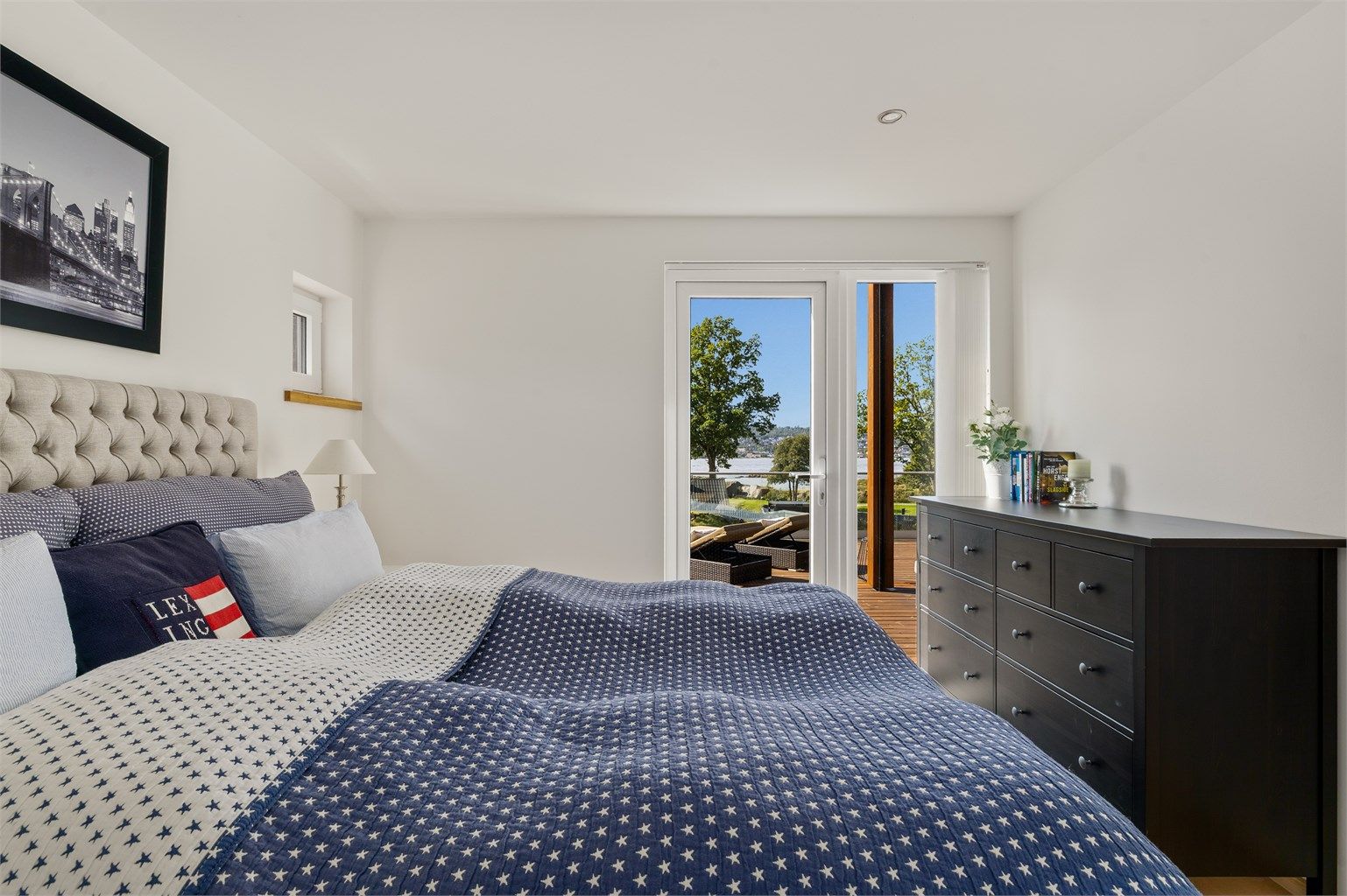 MASTER SEA VIEW: Utsikten fra sengekanten er det ikke noe å si på. Her ar du direkte utgang til terrassen.