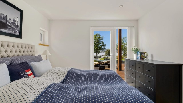 MASTER SEA VIEW: Utsikten fra sengekanten er det ikke noe å si på. Her ar du direkte utgang til terrassen.