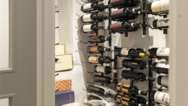- I kjelleretasjen finner man også egen vinkjeller-rom med plass til 200(+) vinflasker -