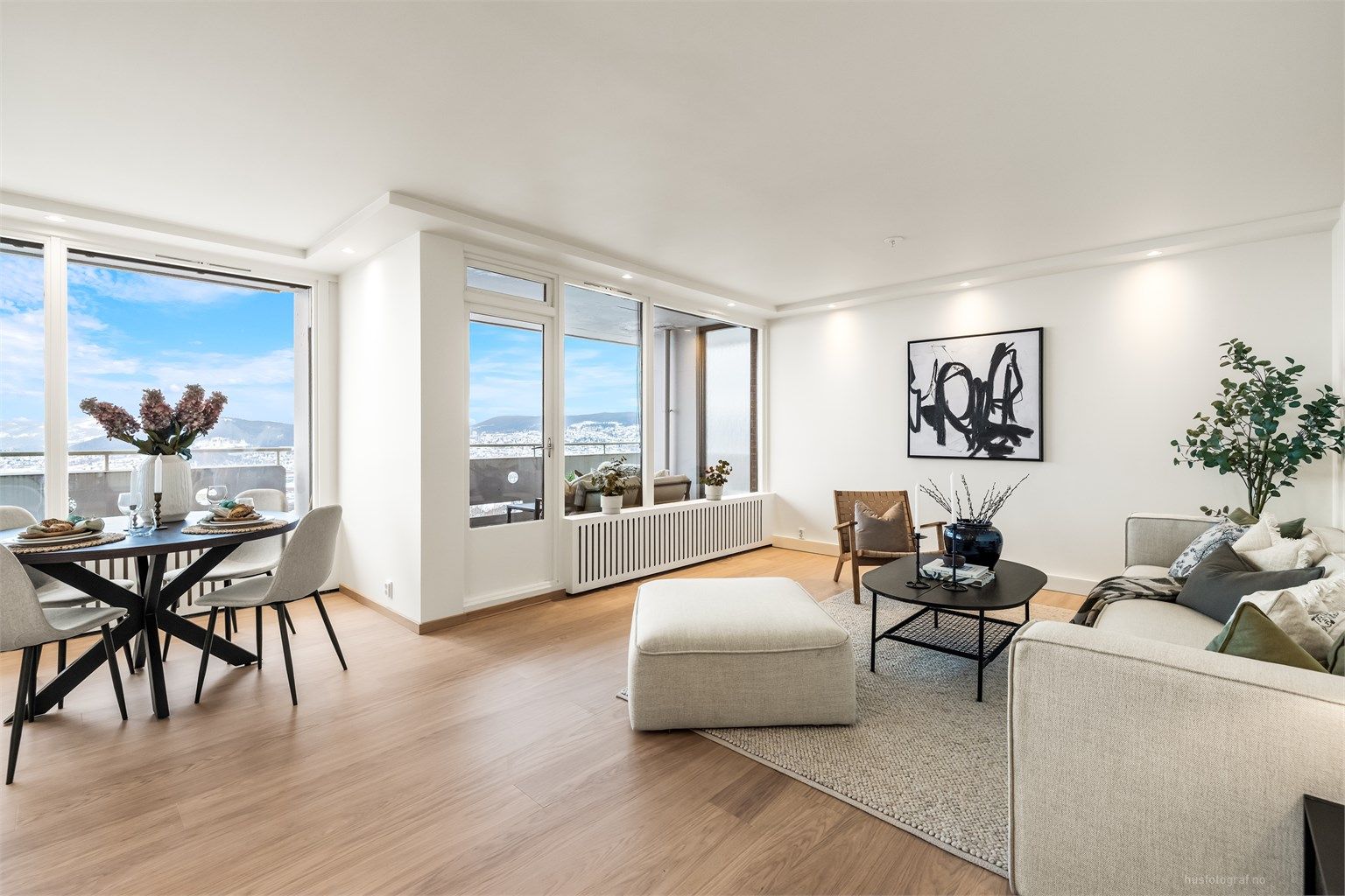 Stuen har store vindusflater som gir rikelig med lys og rammer inn utsikten over Drammensfjorden.