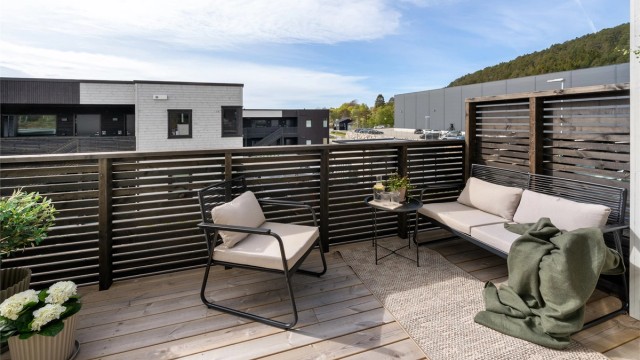 Fra stuen kommer du ut til en romslig, vestvendt balkong med god plass til sittegruppe. Foto: Stian Wiik
