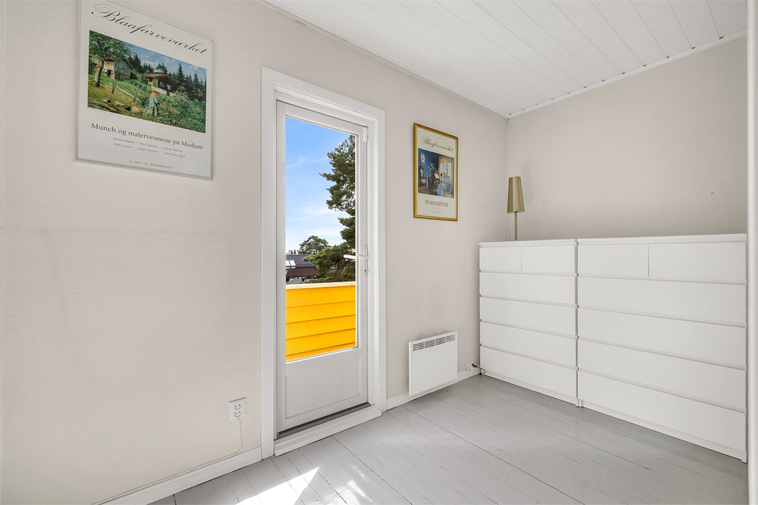 Soverom i 2. etasje med utgang til balkong.