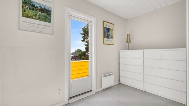 Soverom i 2. etasje med utgang til balkong.