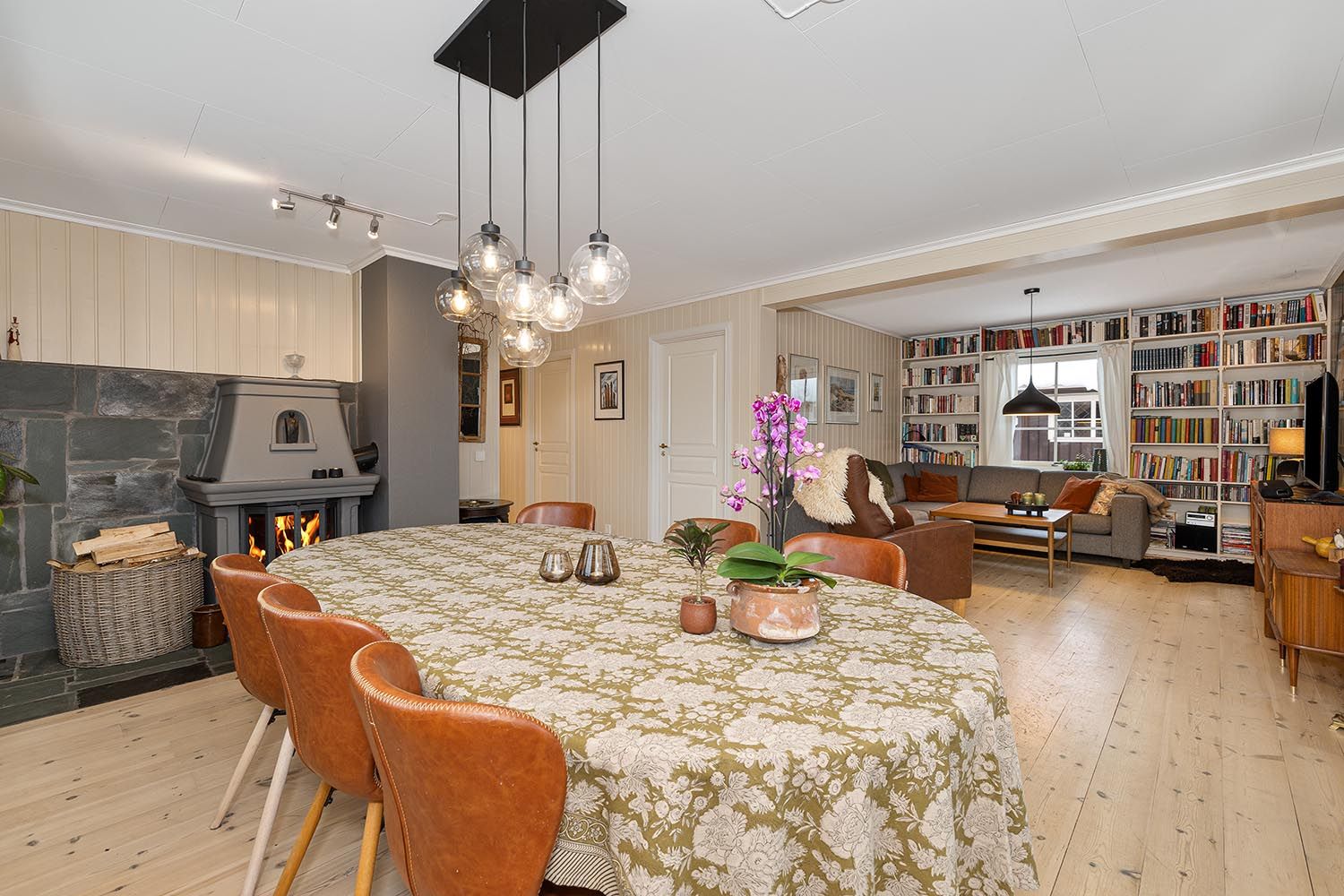 Stue innehar en peisovn som gir rikelig med varme. Her har du plass til flere sittegrupper.