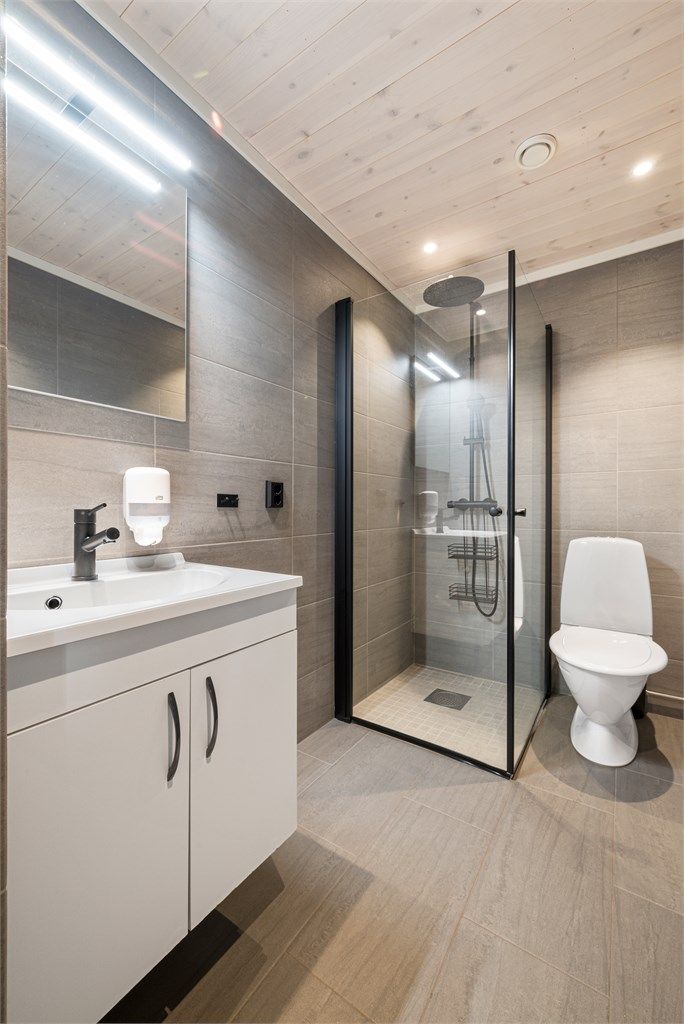 Pent flislagt bad på ca 4,5 kvm med varmekabler i gulv. Det ble foretatt fuktkontroll i konstruksjon mot bad uten å påvise unormale forhold.