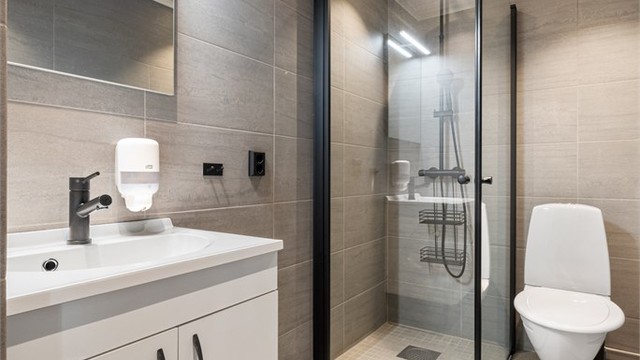 Pent flislagt bad på ca 4,5 kvm med varmekabler i gulv. Det ble foretatt fuktkontroll i konstruksjon mot bad uten å påvise unormale forhold.