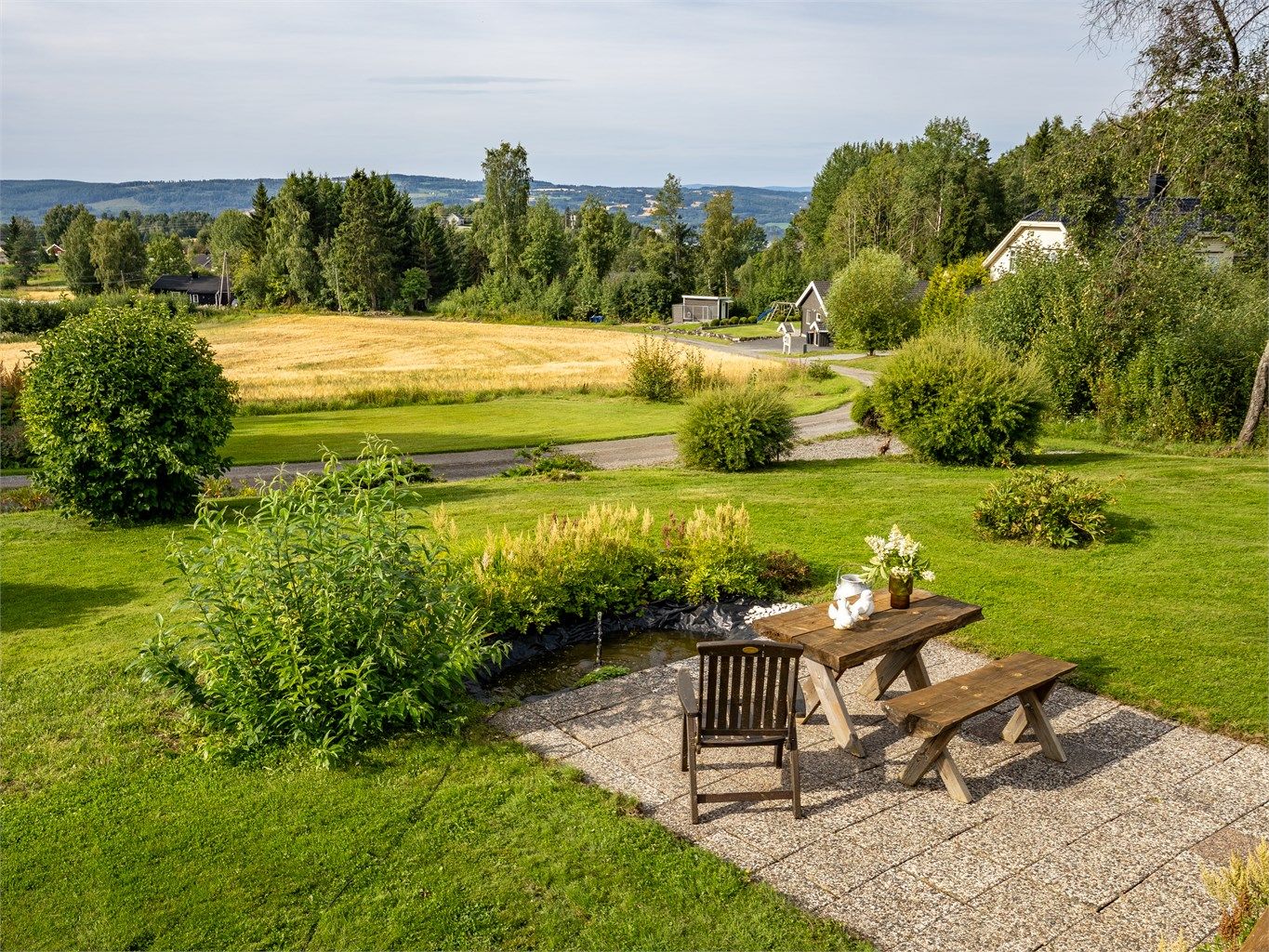 Den romslige uteplassen, kombinert med tomtens størrelse og beliggenhet, gir gode muligheter for å nyte eiendommen gjennom sommerhalvåret.