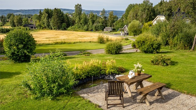 Den romslige uteplassen, kombinert med tomtens størrelse og beliggenhet, gir gode muligheter for å nyte eiendommen gjennom sommerhalvåret.
