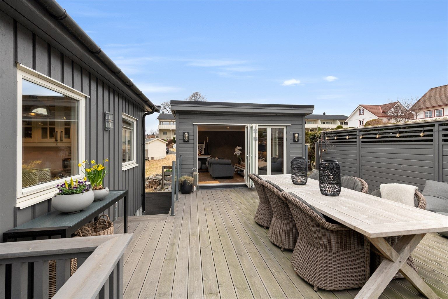 Fra terrassen er det direkte tilknytning til den frittstående utestuen fra 2022
