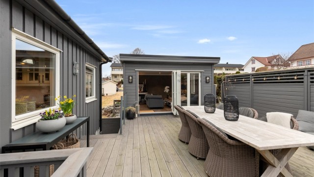 Fra terrassen er det direkte tilknytning til den frittstående utestuen fra 2022