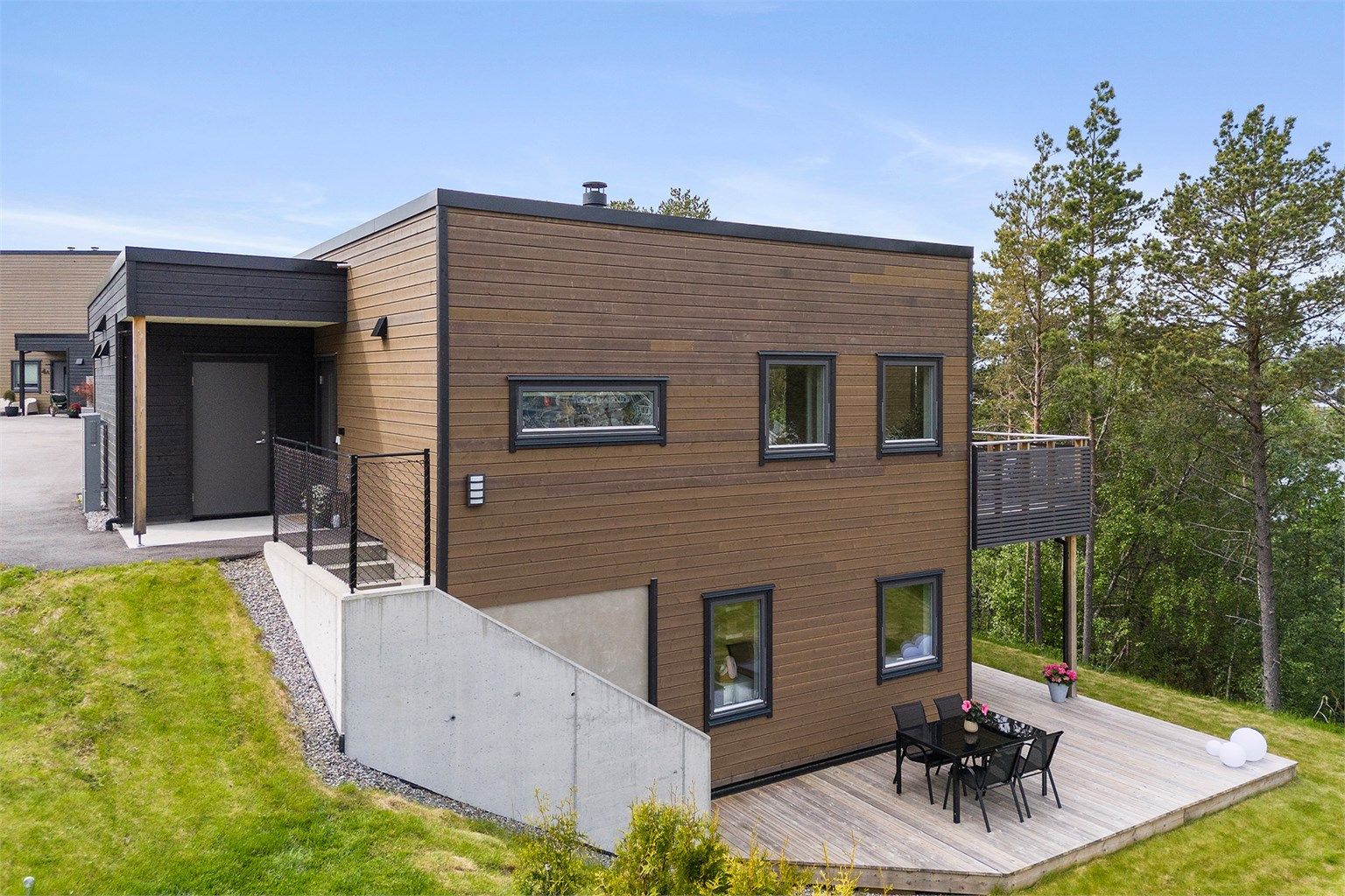 Terrasse- og hageområdet er enkelt tilgjengelig, både innen og utenifra, med støpt trapp ned fra inngangspartiet