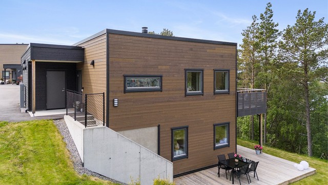 Terrasse- og hageområdet er enkelt tilgjengelig, både innen og utenifra, med støpt trapp ned fra inngangspartiet