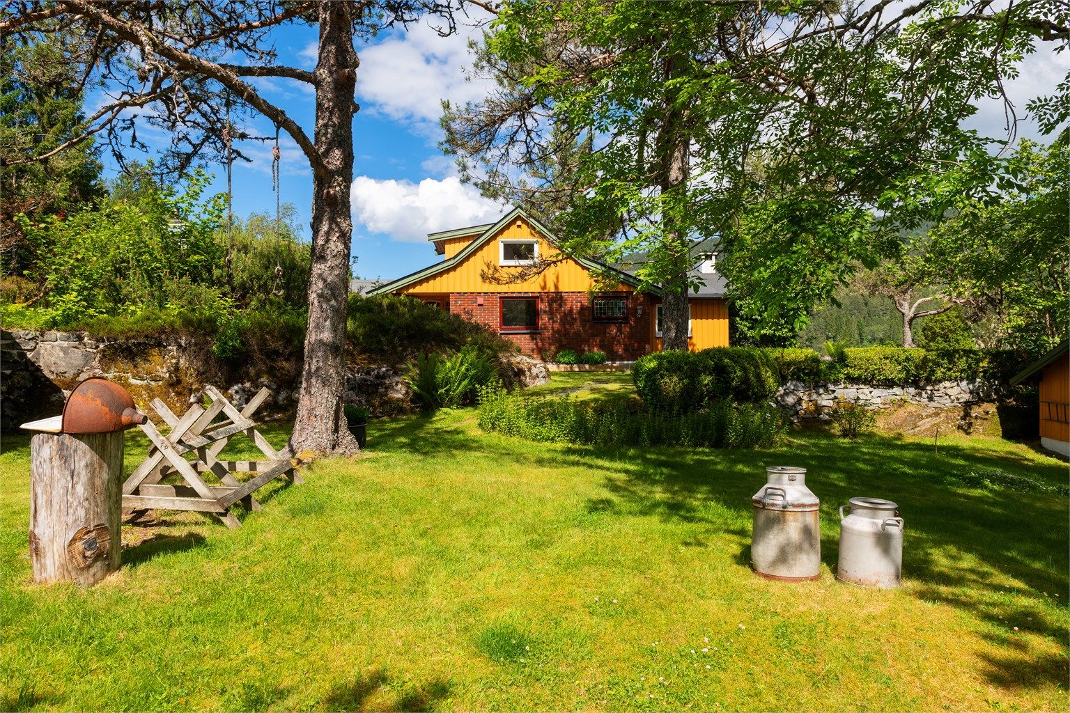 Åent opparbeidet og beplantet hage med flere soner og uteområder 