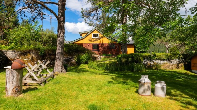 Åent opparbeidet og beplantet hage med flere soner og uteområder