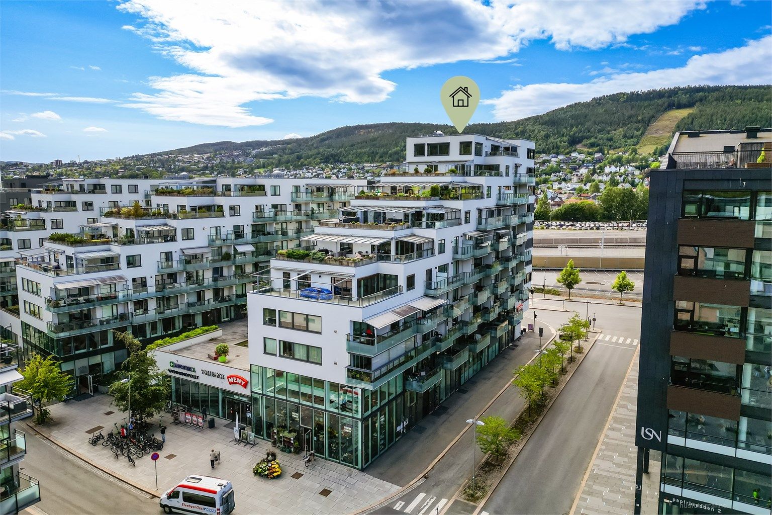 Felles inngangsparti med videre heis- og trappeadkomst til leilighetens etasjeplan (3. etasje).