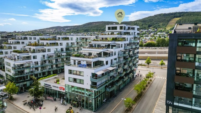 Felles inngangsparti med videre heis- og trappeadkomst til leilighetens etasjeplan (3. etasje).