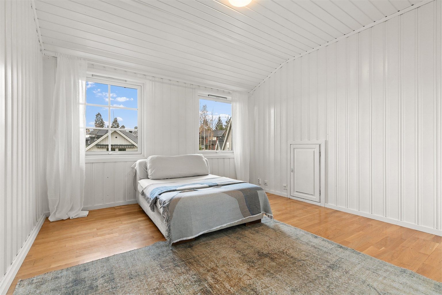 Soverommet slipper inn masse naturlig lys.