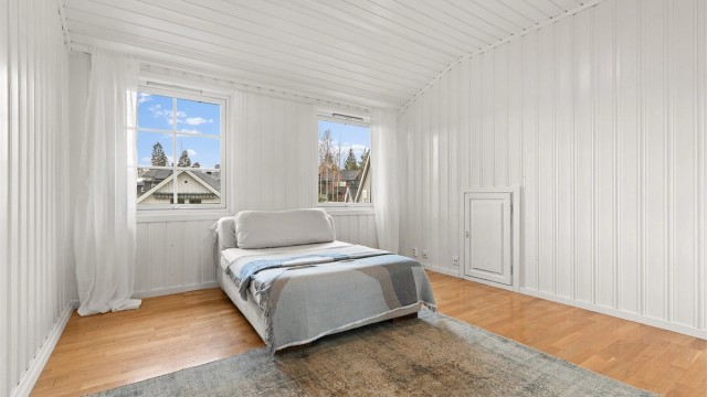 Soverommet slipper inn masse naturlig lys.