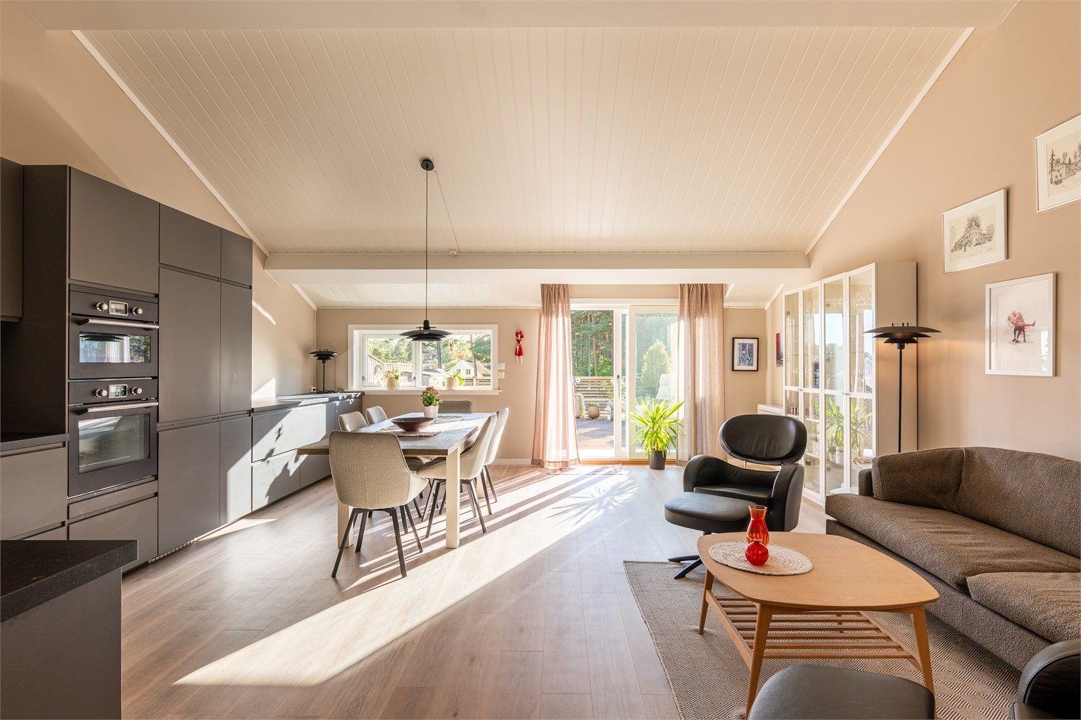 Leiligheten i Kjølholtveien 3 presenteres av Karl Robert Hansen i Krogsveen. Fotograf; Kristoffer Kristiansen.
