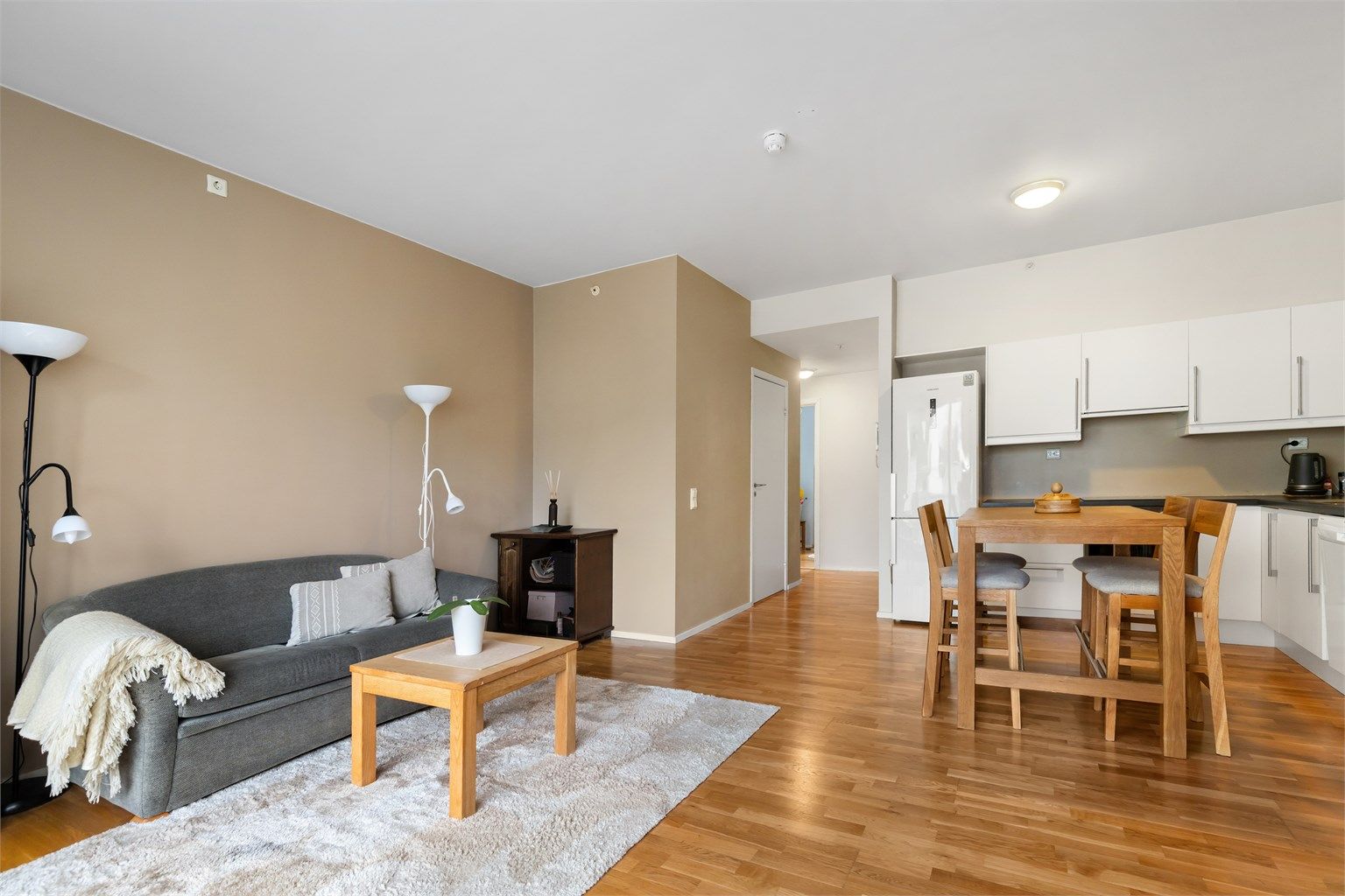 Åpen løsningen mellom stue og kjøkken skaper en sosial og luftig atmosfære. (Foto: Marianne Lyse)