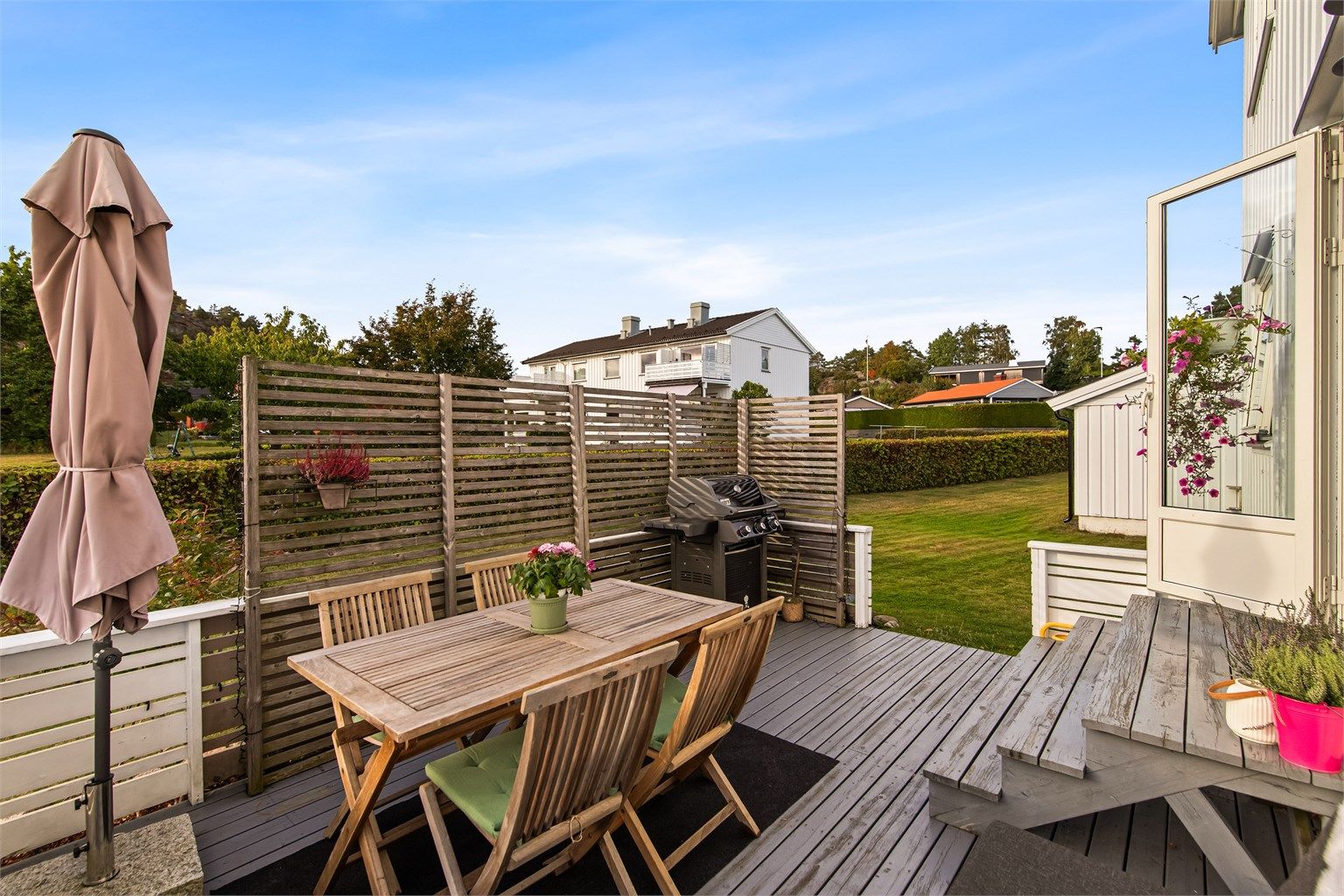 Fra stuen er det direkte utgang til en innbydende terrasse på 15 m² , en flott forlengelse av oppholdsrommet.