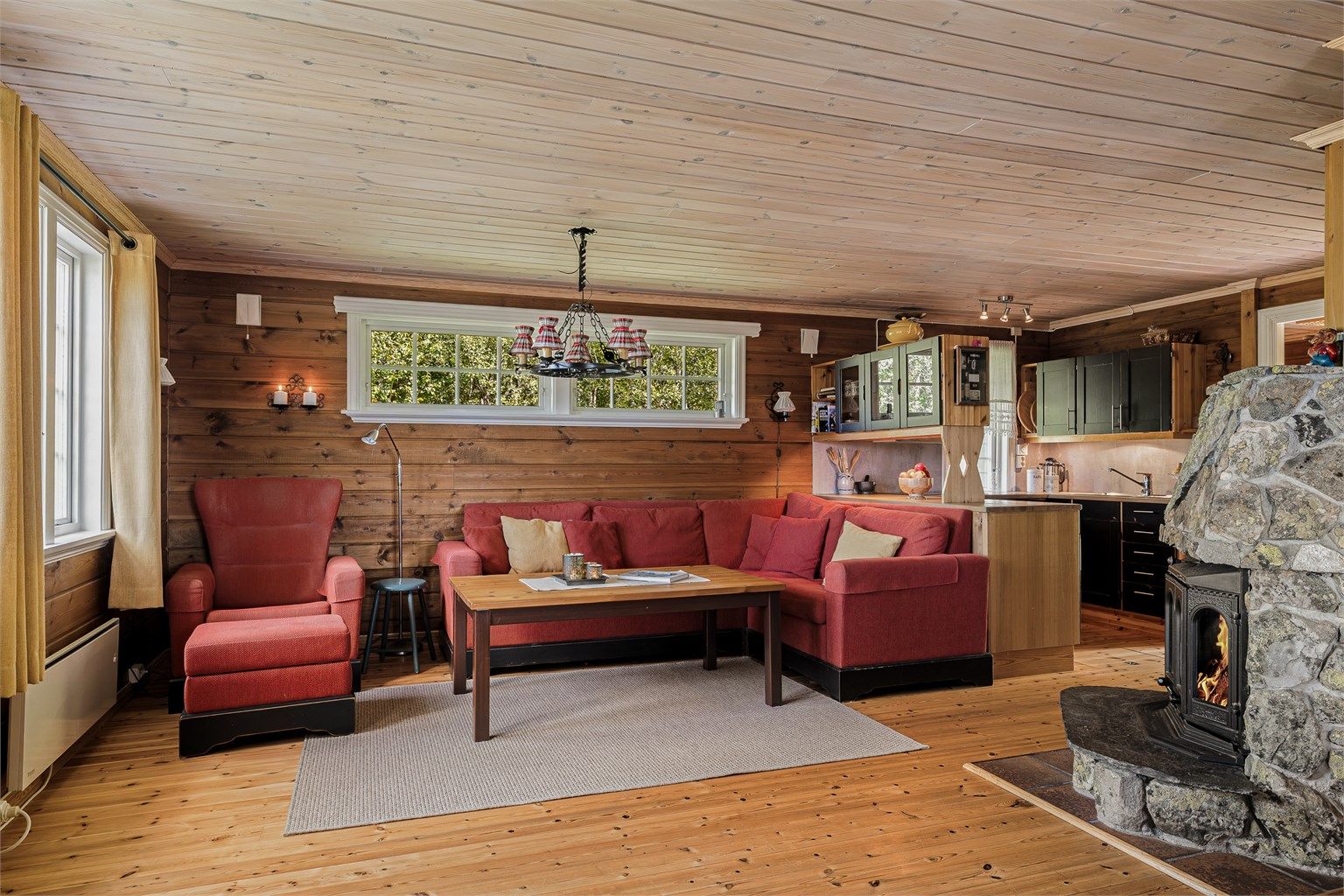 Stua har god plass til sofakrok og har en åpen løsning mot både kjøkken og spisestue.