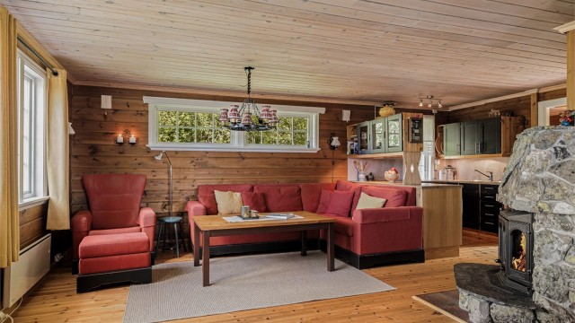 Stua har god plass til sofakrok og har en åpen løsning mot både kjøkken og spisestue.