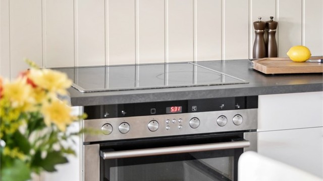 Kjøkkenet har integrert stekeovn og platetopp, samt frittstående oppvaskmaskin og kjøleskap med fryser