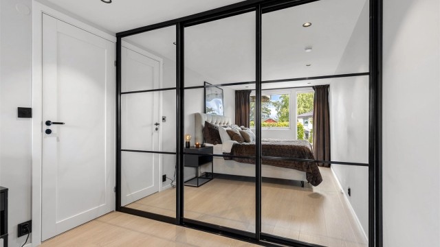 Hovedsoverommet er av god størrelse, og har plass til stor dobbeltseng og skyvedørsgarderobe. Fra soverommet er det utgang til nordvendt terrasse.