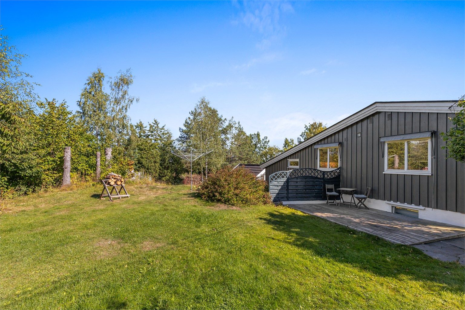 Den vestvendte uteplassen er usjenert og legger til rette for å nyte ettermiddags- og kveldssolen enda lenger enn man kan på den sørvendte terrassen.