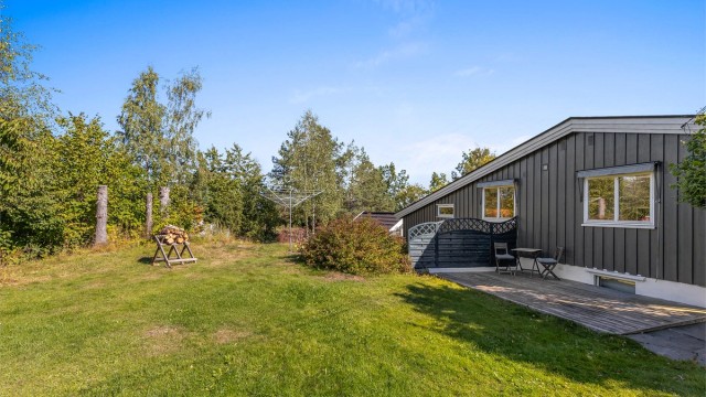 Den vestvendte uteplassen er usjenert og legger til rette for å nyte ettermiddags- og kveldssolen enda lenger enn man kan på den sørvendte terrassen.