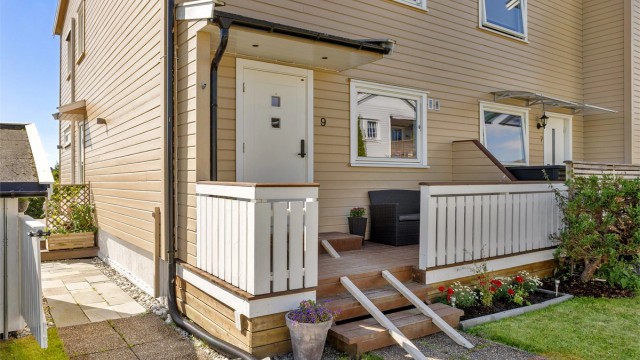 Hovedinngangen er utstyrt med Yale Doorman, som gir en praktisk og nøkkelfri hverdag.