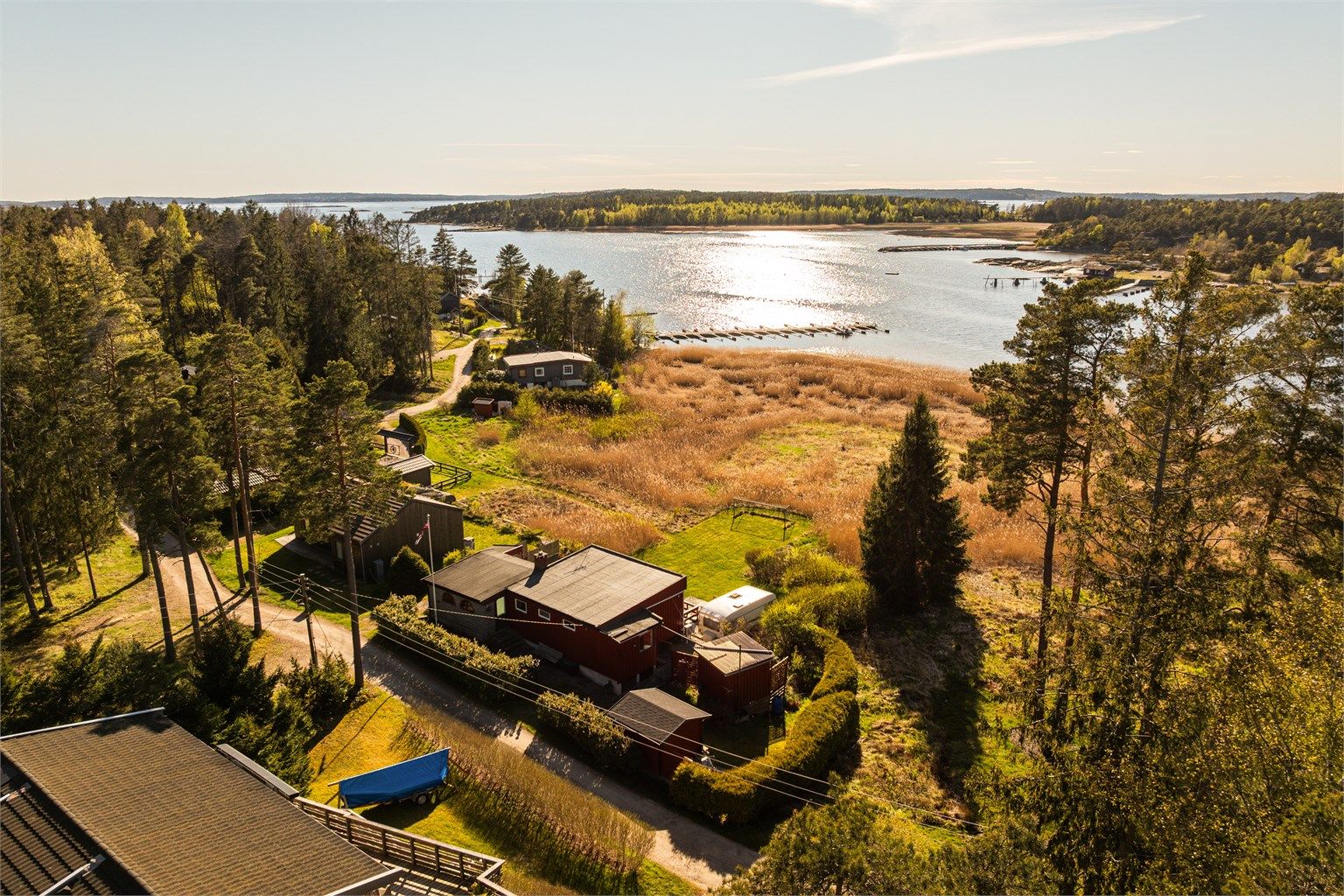 I det veletablerte ferie- og fritidsområdet langs Ødegårdskilens østside har denne eiendommen en spesielt attraktiv beliggenhet; vestvendt og usjenert. Fotograf; Kristoffer Kristiansen.