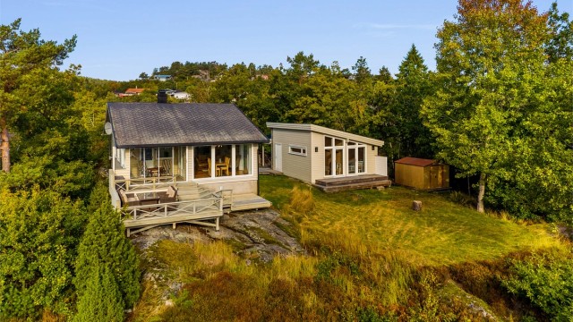 Eiendommen ligger høyt og fritt, med en enestående utsikt over sjøen.