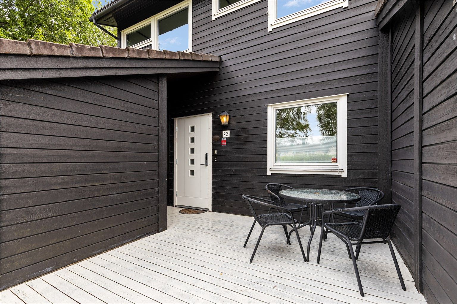 Koselig inngangsparti med plass til utemøbler.