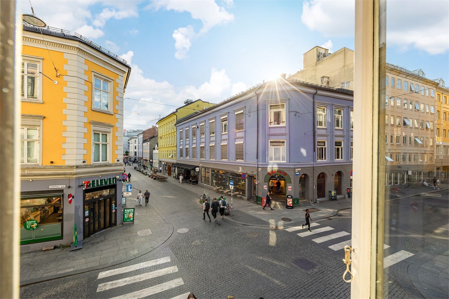 Boligen ligger fint til i gårdens 2.etasje.
